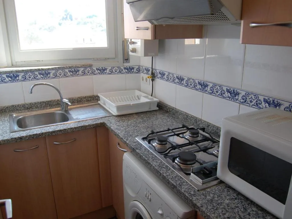 Imagen 5 de Ático con gran terraza, a 100m de la playa del Port de Llançà, con WIFI, TV y cocina renovada - ES-228-31