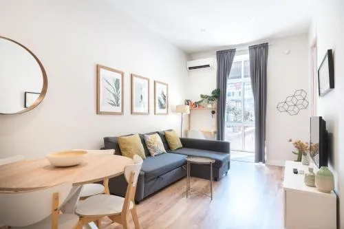 Sunny central apartment with a 100m2 city oasis