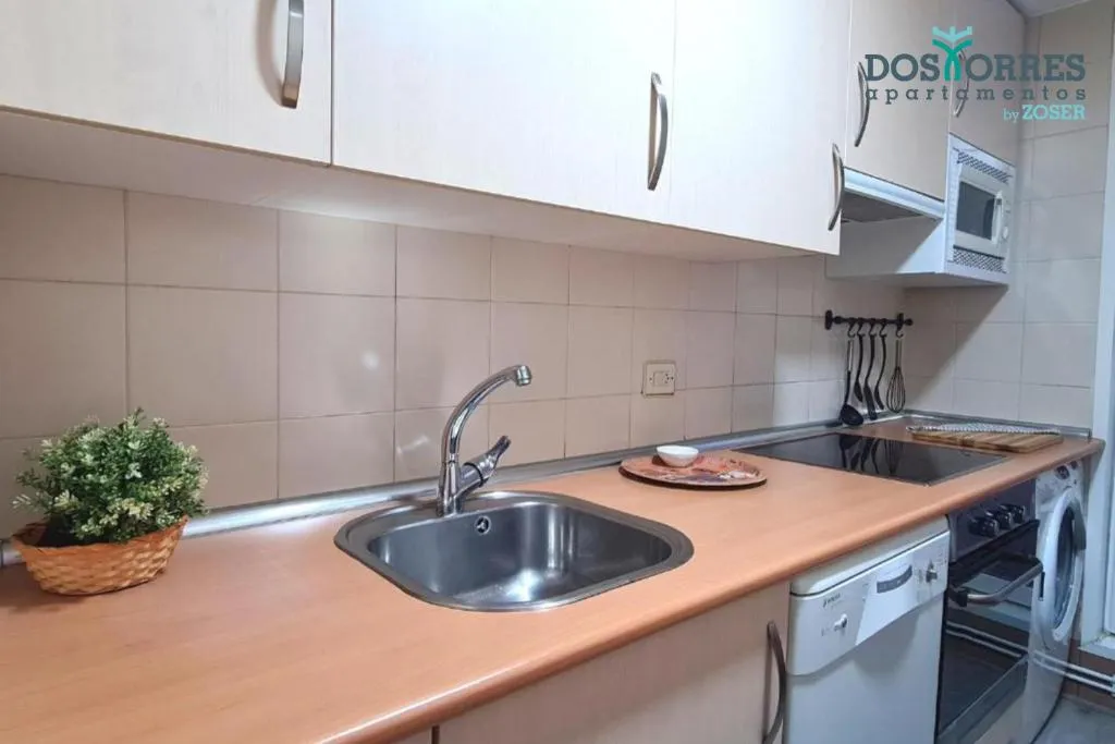 Imagen 7 de Dos Torres Bárbol - Jacuzzi en la Habitación y Garaje en el Centro