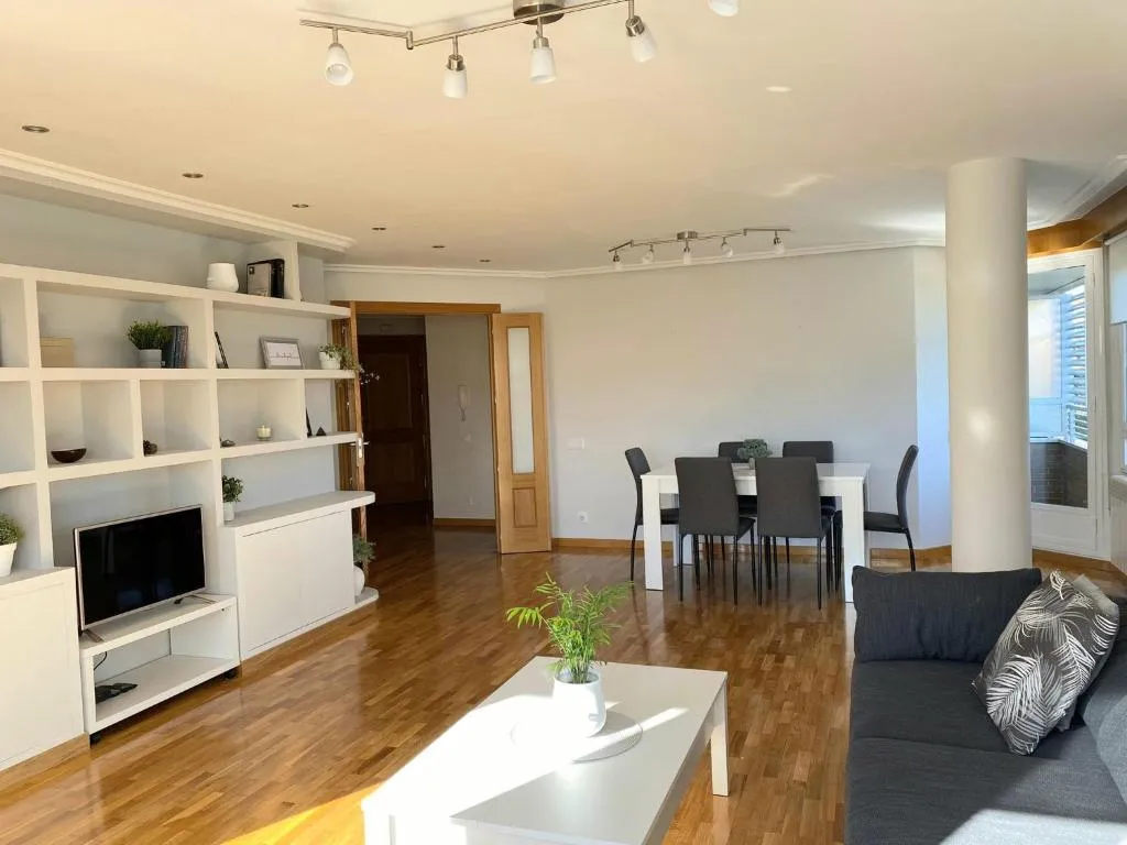 Imagen 2 de Piso en Logroño espacioso, con vistas y garaje