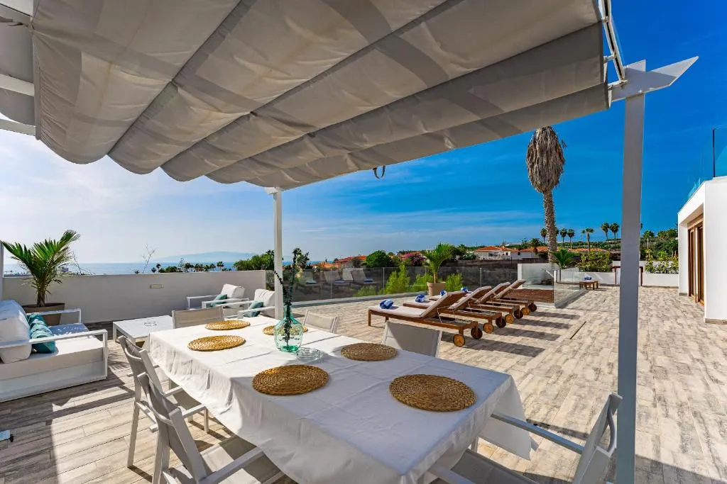 Imagen 1 de Fabulous contemporary 5 bedroom villa with private heated pool, sleeps max 13