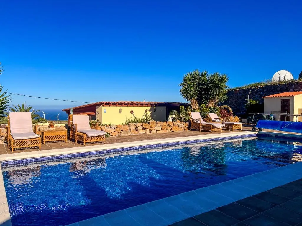 Imagen 2 de Exquisite rural house with garden, pool and sea views