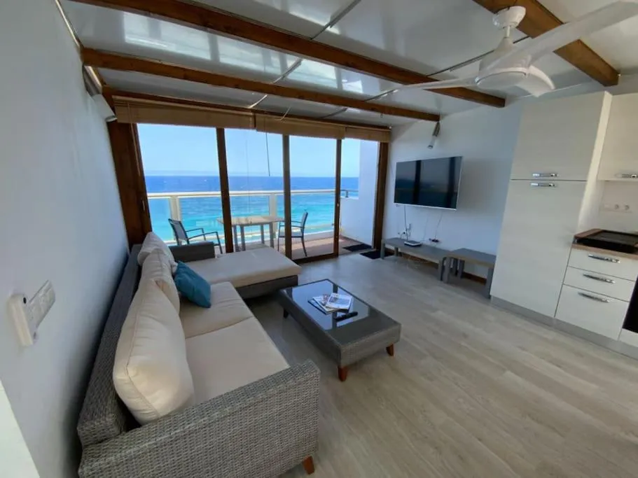 Imagen de Apartamento Eros, un balcón frente al mar.
