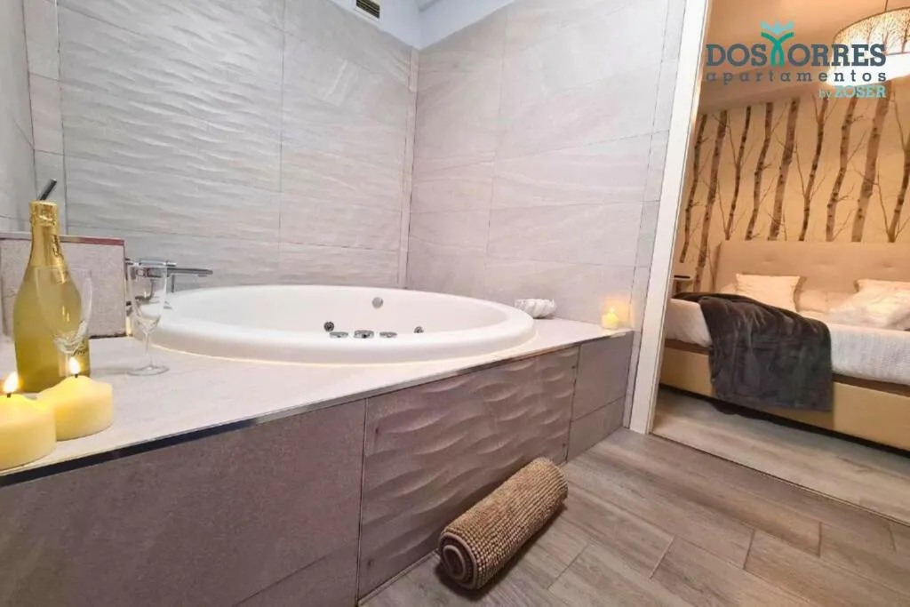 Imagen 8 de Dos Torres Bárbol - Jacuzzi en la Habitación y Garaje en el Centro