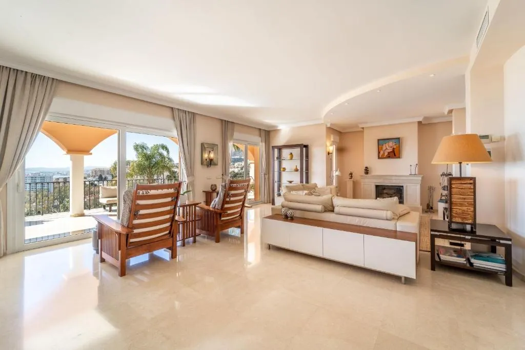 Imagen 8 de Beachside villa with panoramic sea views