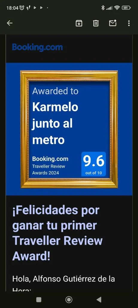 Imagen 1 de Karmelo junto al metro