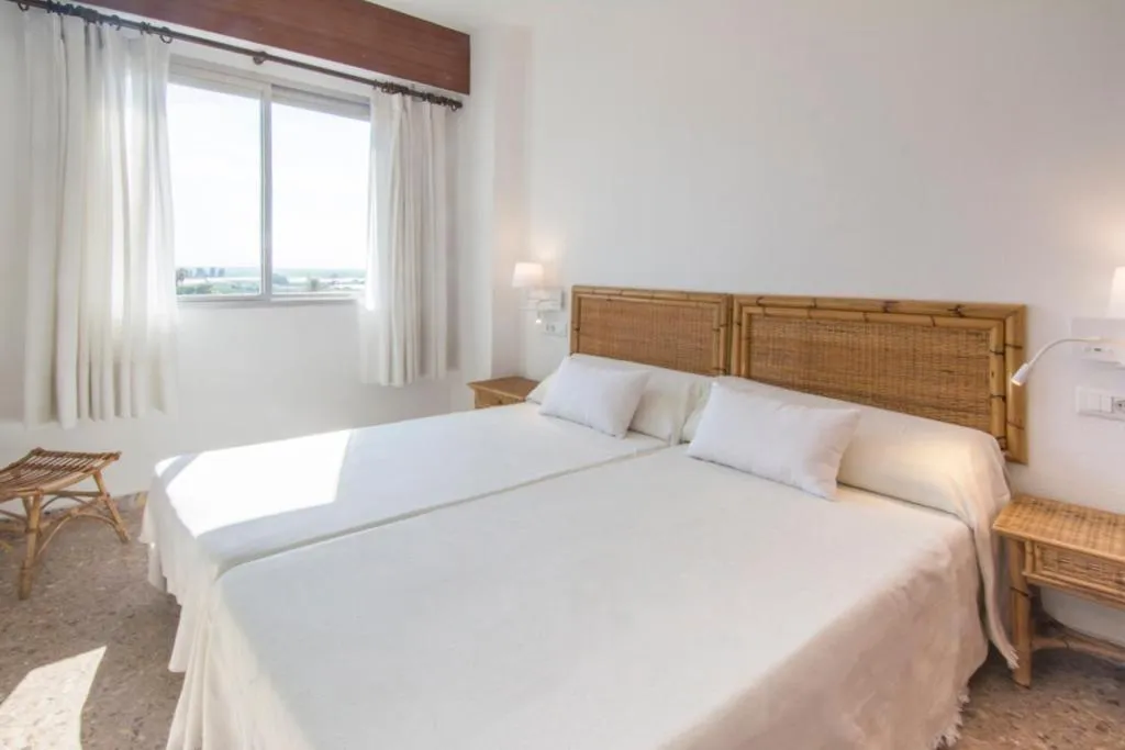 Imagen 2 de Bright Apartment Steps Away from the Beach