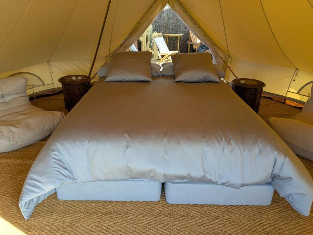 Imagen 4 de Glamping con cocina-baño individual en tu tienda