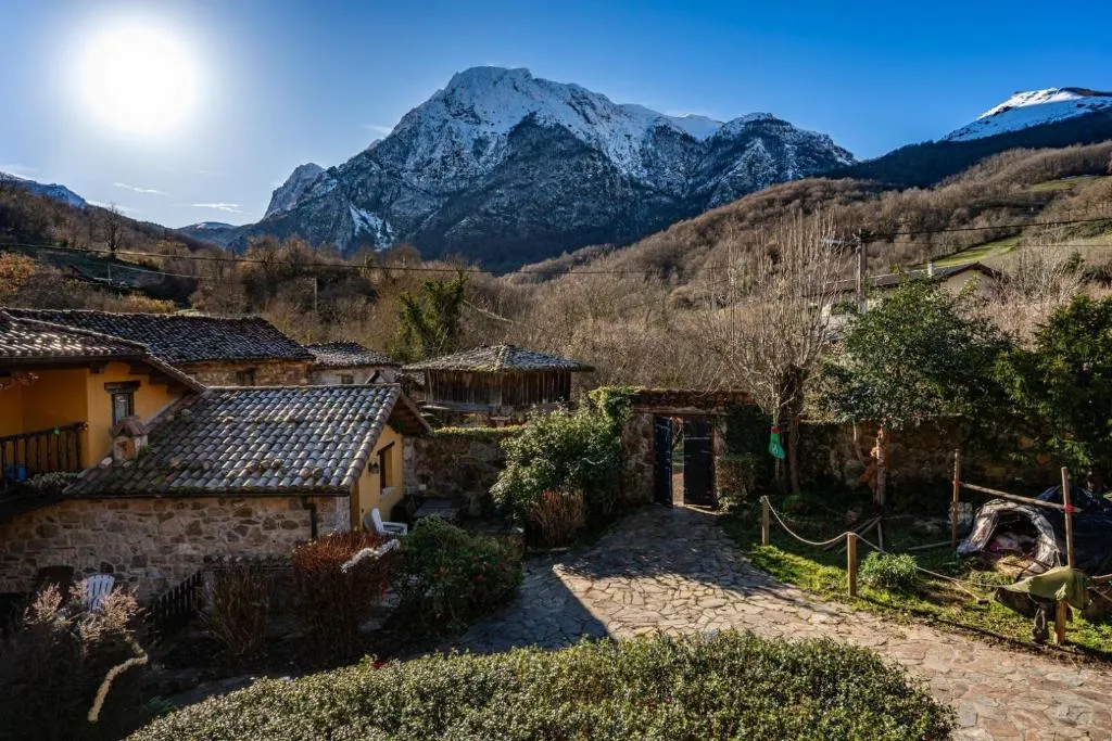Imagen 1 de Casas rurales Valle de Bueida, jacuzzi en las casas el El Palacio y Viscárcel