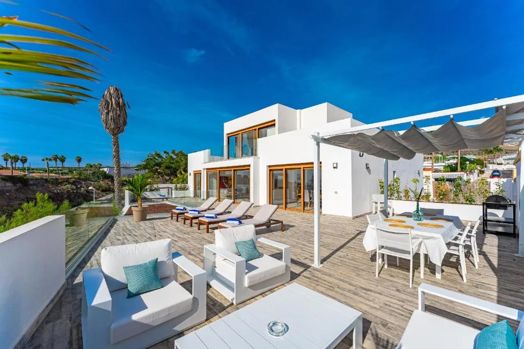 Imagen de Fabulous contemporary 5 bedroom villa with private heated pool, sleeps max 13