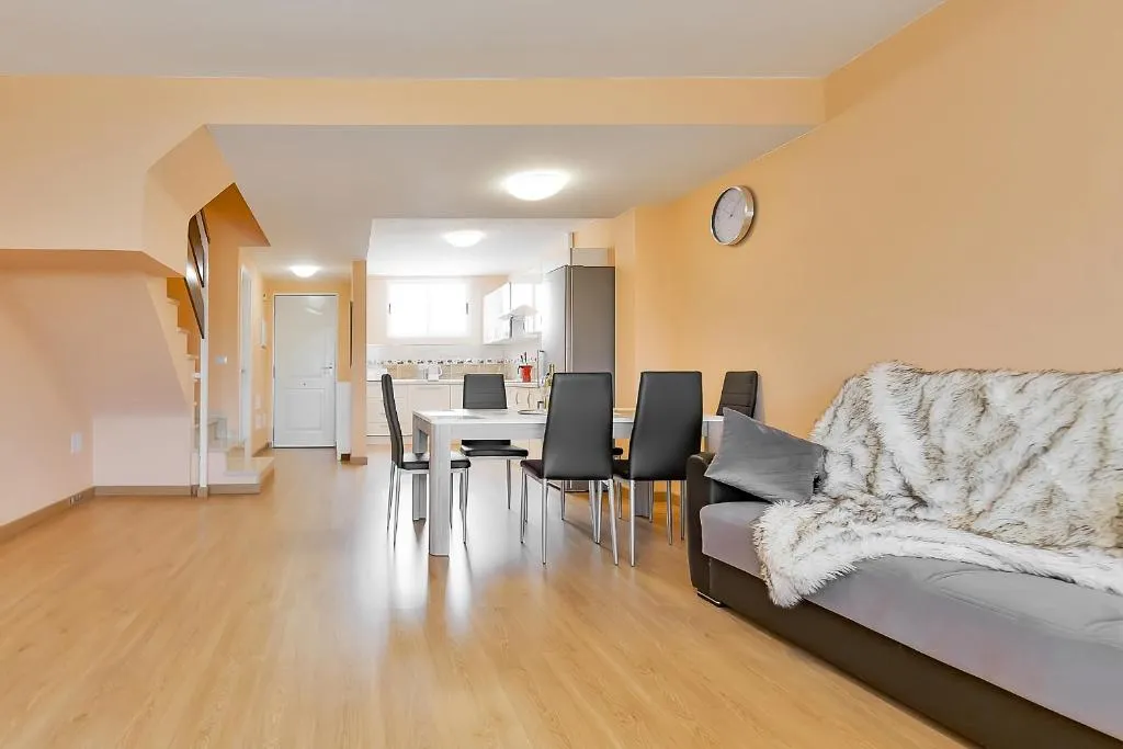 Imagen de YELLOW 3 bedroom large apartment for 10 guests