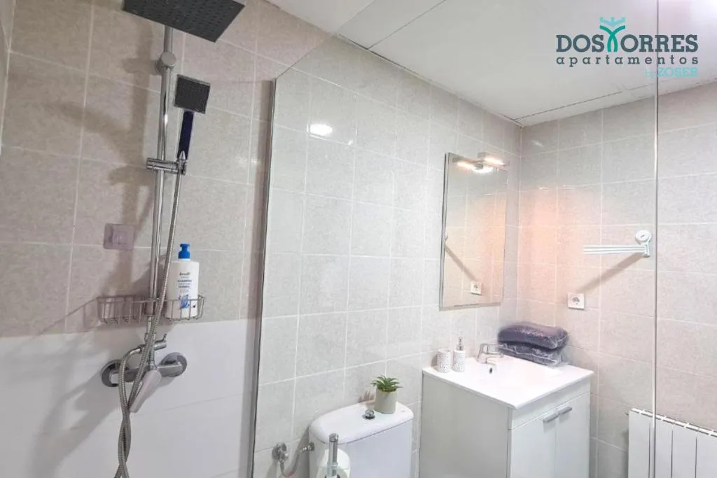 Imagen 5 de Dos Torres Bárbol - Jacuzzi en la Habitación y Garaje en el Centro