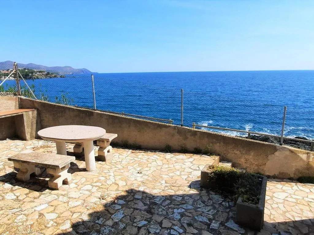 Imagen de Apartamento familiar frente al mar con jardín, barbacoa, aparcamiento y mascotas permitidas - ES-170-70